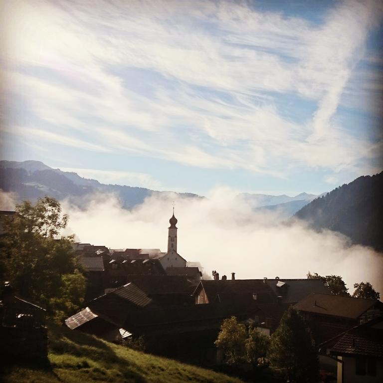 Gaestehaus Alpina In Fanas Ruang foto